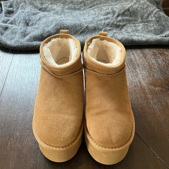 Cushionaire Shoes - Cozy Platform Boots